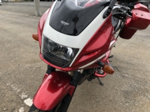 ホンダCB400SFボルドールのフロントカウル部分。ヘッドライトとウインカーが映えるデザイン。
