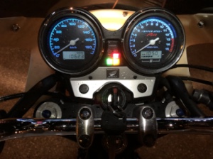 CB400SF Revoのメータークラスターをアップで撮影。走行距離10,500kmを表示し、ランプ類も正常に点灯。
