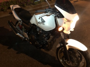 CB400SF Revoのフロントビュー。ホワイトのビキニカウルが純正色とマッチし、統一感ある外観。