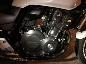 CB400SF Revoのエンジン側面を接写。クリーンな状態で錆やオイル漏れは見られない。