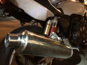 CB400SF Revoのリア周り。赤いスプリングのSHOWAのリアサスと光沢のあるマフラーが目を引く。