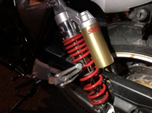 CB400SF Revoに装着されたSHOWA製サスペンション。赤いコイルとゴールドのリザーバータンクが特徴的。