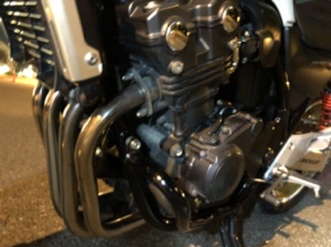 CB400SF Revoのエンジン下部周辺を至近距離で撮影。パイプやボルト類に大きな腐食は見当たらない。