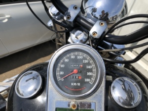 ハーレーFLSTC1340のメータークラスターを真上から撮影。オドメーターは約36,400kmを表示し、クロームパーツが年式相応の経年変化を感じさせる。