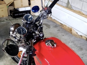 ホンダCB400FOURのメーターパネルとハンドル周りのクローズアップ画像。クラシックなデザインのタコメーターとスピードメーターが特徴。