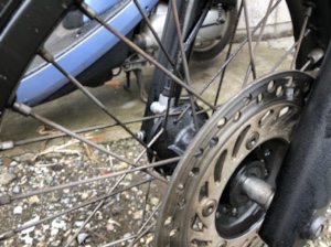 FTR223のフロントホイールとディスクブレーキ、スパークホイールが目を引くデザイン