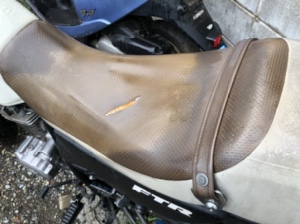 ホンダ FTR223のブラウンシート、中央に破れが見られる状態