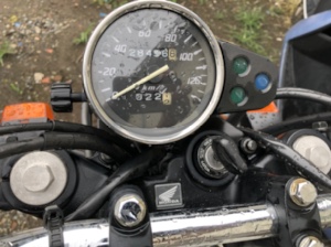 FTR223のアナログメーター、スピードと走行距離が確認できるシンプルなデザイン
