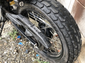 ホンダ FTR223のリアタイヤ、溝がしっかり残っている状態