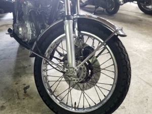 ホンダCB400FOURのフロントタイヤとスポークホイールのクローズアップ画像。クロームメッキが光る。