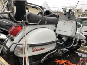 白いボディが特徴のVespa PX200FLの全体写真。