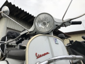 Vespa PX200FLのフロントビュー。丸目ライトとVespaロゴが目を引く。