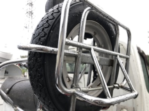 Vespa PX200FLのスペアタイヤとその取り付け部分。