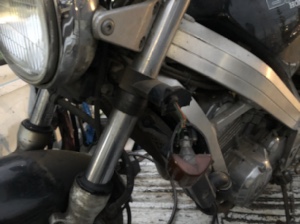 フロントウインカーが劣化し、損傷が目立つホンダ ブロス400。