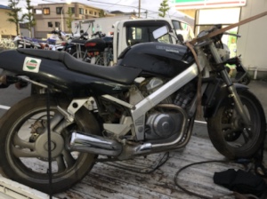 トラックに積み込まれた放置バイク、ホンダ ブロス400。
