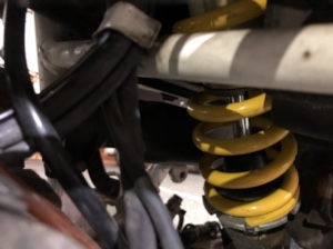 セロー225のリアサスペンション。黄色いスプリングが特徴的。