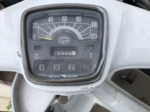 シルバーピジョンの計器パネルの写真。ヤザキメーターが搭載され、速度計や燃料計がクラシックなデザインで配置されている
