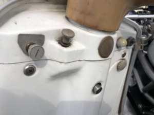 シルバーピジョンのハンドル周辺の操作パネルの写真。シンプルな設計のスイッチやボタンが特徴。