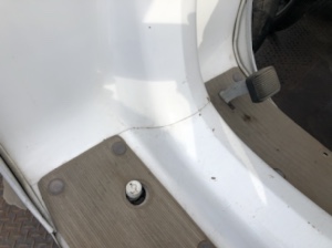 シルバーピジョンのフットスペースとペダルの写真。長年の使用感があり、クラシックな木目風のフロア部分が見える。
