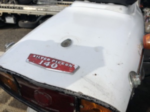 シルバーピジョン140の後部エンブレムの写真。赤い背景に「SILVER PIGEON 140」と刻まれたデザイン。