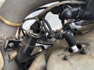 シルバーピジョンの点火系統の写真。点火コイルと配線が見られる細部のクローズアップ。