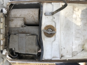 シルバーピジョンのフレーム内部の写真。燃料タンクのキャップや内部機構が露出している状態。