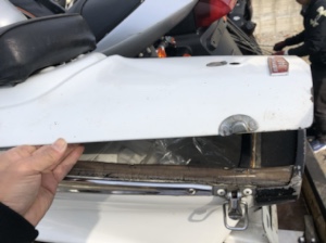 シルバーピジョンのリアキャリアを開けた状態の写真。メンテナンス時に開閉します。