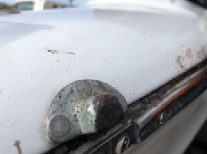 シルバーピジョンの車体留め具部分の写真。錆びや劣化が見られるが、歴史を感じさせるパーツ。
