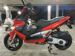ジレラランナーVX125RSTの全体像、スタイリッシュなデザインと赤色が印象的。
