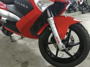 ジレラランナーVX125RSTのフロントフォーク部分の近接画像。