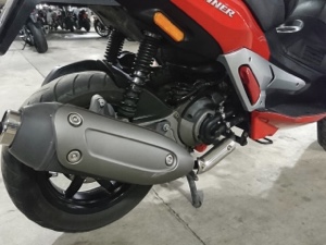 ジレラランナーVX125RSTのリアタイヤ付近、排気系とサスペンションのディテール。