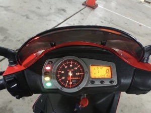 ジレラランナーVX125RSTのメーターパネル。デジタルとアナログが融合したデザイン。