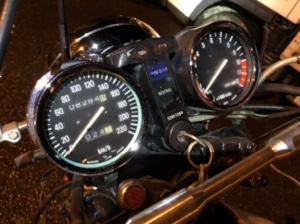カワサキ Z400FXのアナログメーター。速度計と回転計が映っています。
