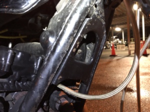 カワサキ Z400FXのフレーム部分のクローズアップ。メンテナンスが必要な箇所が見られます。