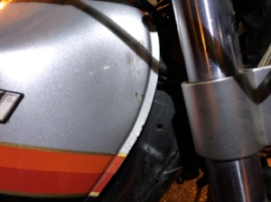 カワサキ Z400FXの燃料タンクにある小さな傷のクローズアップ。