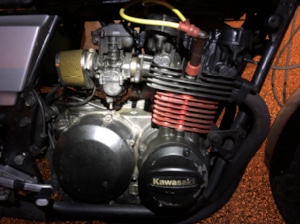 カワサキ Z400FXのエンジン部分。メカニカルなディテールがはっきりと映る写真。