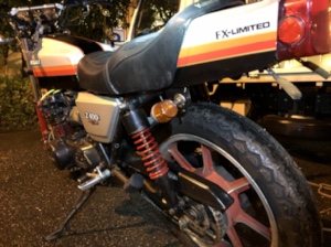 カワサキ Z400FXの後部写真。リアサスペンションと車体後方のデザインが分かる。