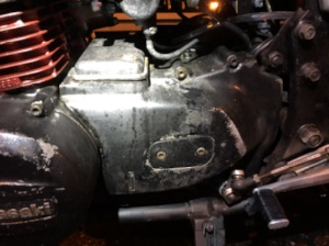カワサキ Z400FXのエンジン周辺。劣化が見られる部分の写真。
