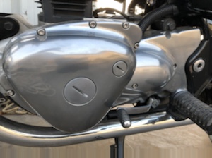 Kawasaki W650のエンジン周り。経年劣化は見られるものの、エンジンは良好に動作している状態。