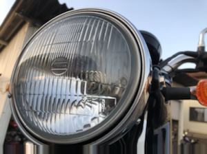 Kawasaki W650のヘッドライト部分。クラシックなデザインが残る美しい仕上がりが特徴。