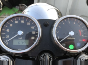 Kawasaki W650のメーター周り。走行距離は23,315kmで、コンディションの良さが買取価格に影響。