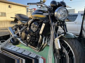 キャンディトーングリーンカラーのZ900RS 2020年モデルを斜め前方から撮影した買取してトラックへ積み込んだ写真。