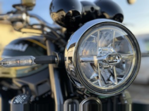 Z900RS 2020年モデルの丸目ヘッドライトのクローズアップ。