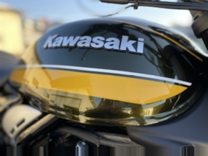Z900RS 2020年モデルの燃料タンク部分のクローズアップ。