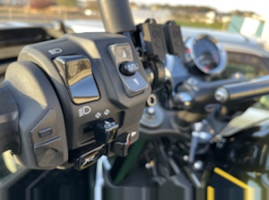 900RS 2020年モデルのハンドルスイッチ部分のクローズアップ。