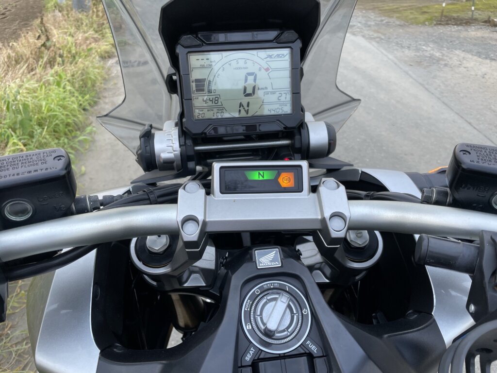 大型液晶ディスプレー
速度、回転数、燃料計、トリップメーター、時計などと情報量も豊富に表示してくれます