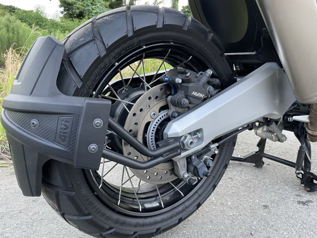 GIVIシュプラッシュガードマウントを装着することで泥跳ねを軽減できます