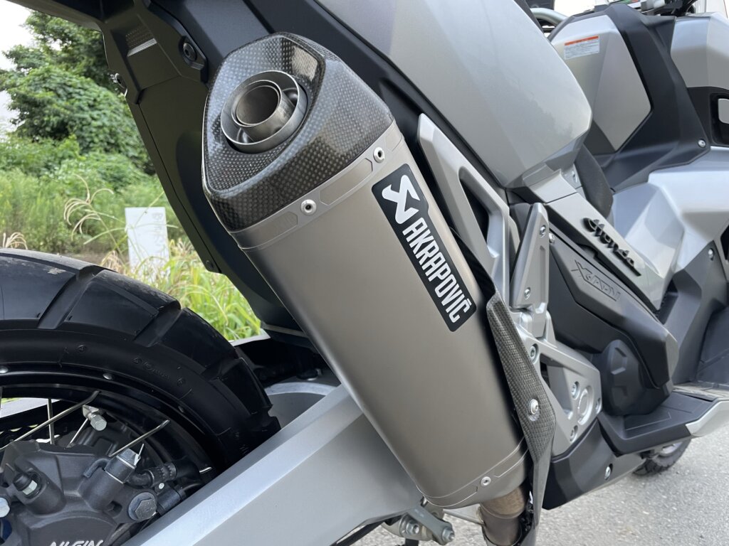 人気のAKRAPOVIC(アクラポビッチ)スリップオンマフラー装着済。純正パーツも保管しておりコンディションもよくプラス査定となりました。