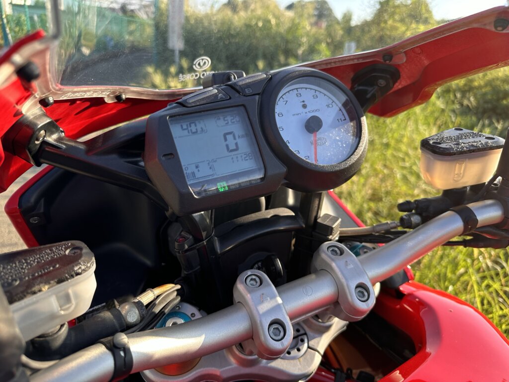 2007年式ムルティストラーダ1100Sのメーターパネル、アナログとデジタルが融合したデザイン