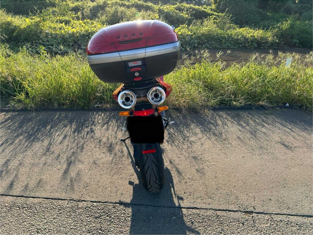 赤い2007年式ドゥカティ ムルティストラーダ1100Sのリアビュー、トップケースが特徴的